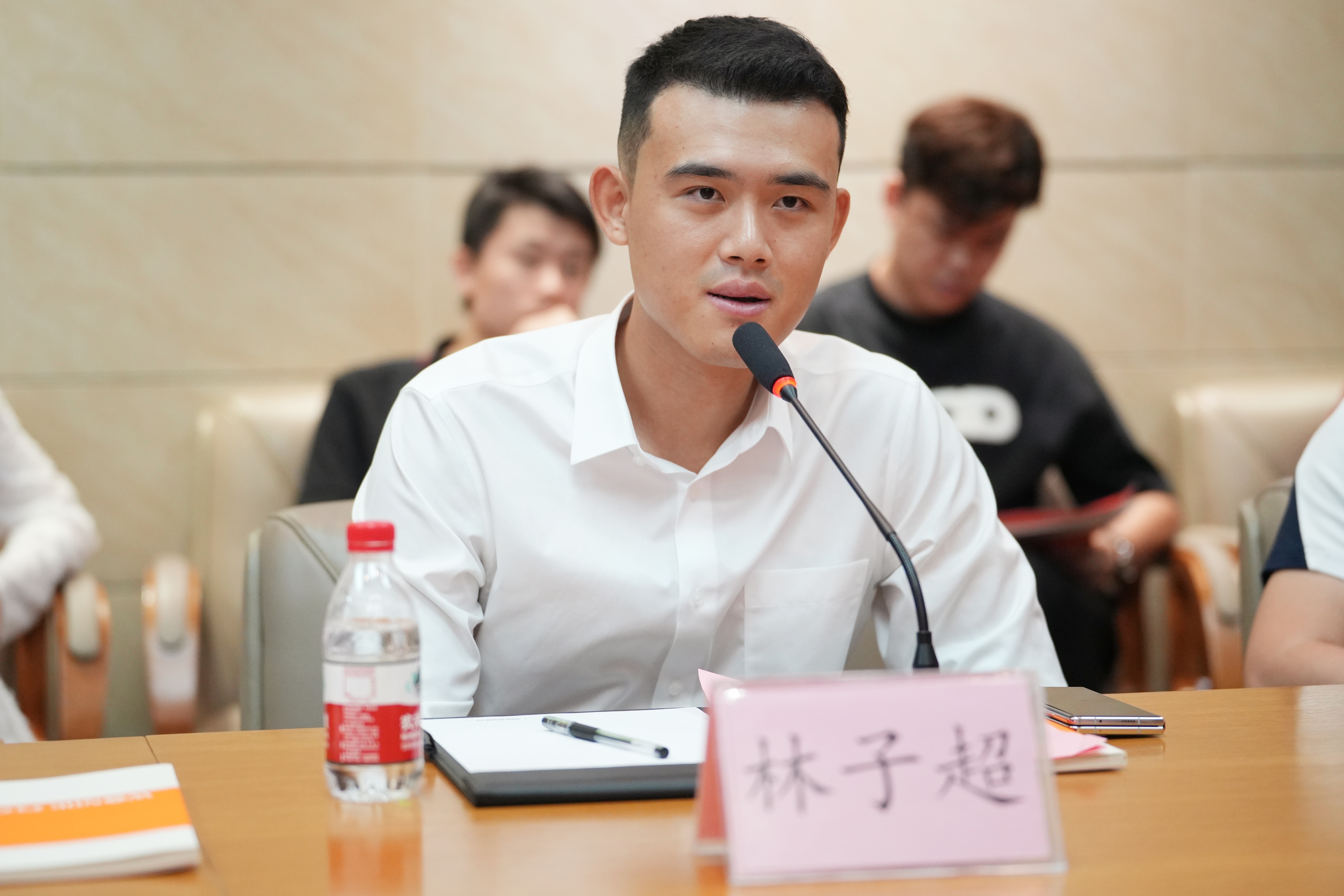 深圳市潮汕青年商會(huì)一行走進(jìn)萬(wàn)眾城集團(tuán),共促行業(yè)創(chuàng)新與經(jīng)濟(jì)發(fā)展 深圳市潮汕青年商會(huì)一行走進(jìn)萬(wàn)眾城集團(tuán),共促行業(yè)創(chuàng)新與經(jīng)濟(jì)發(fā)展